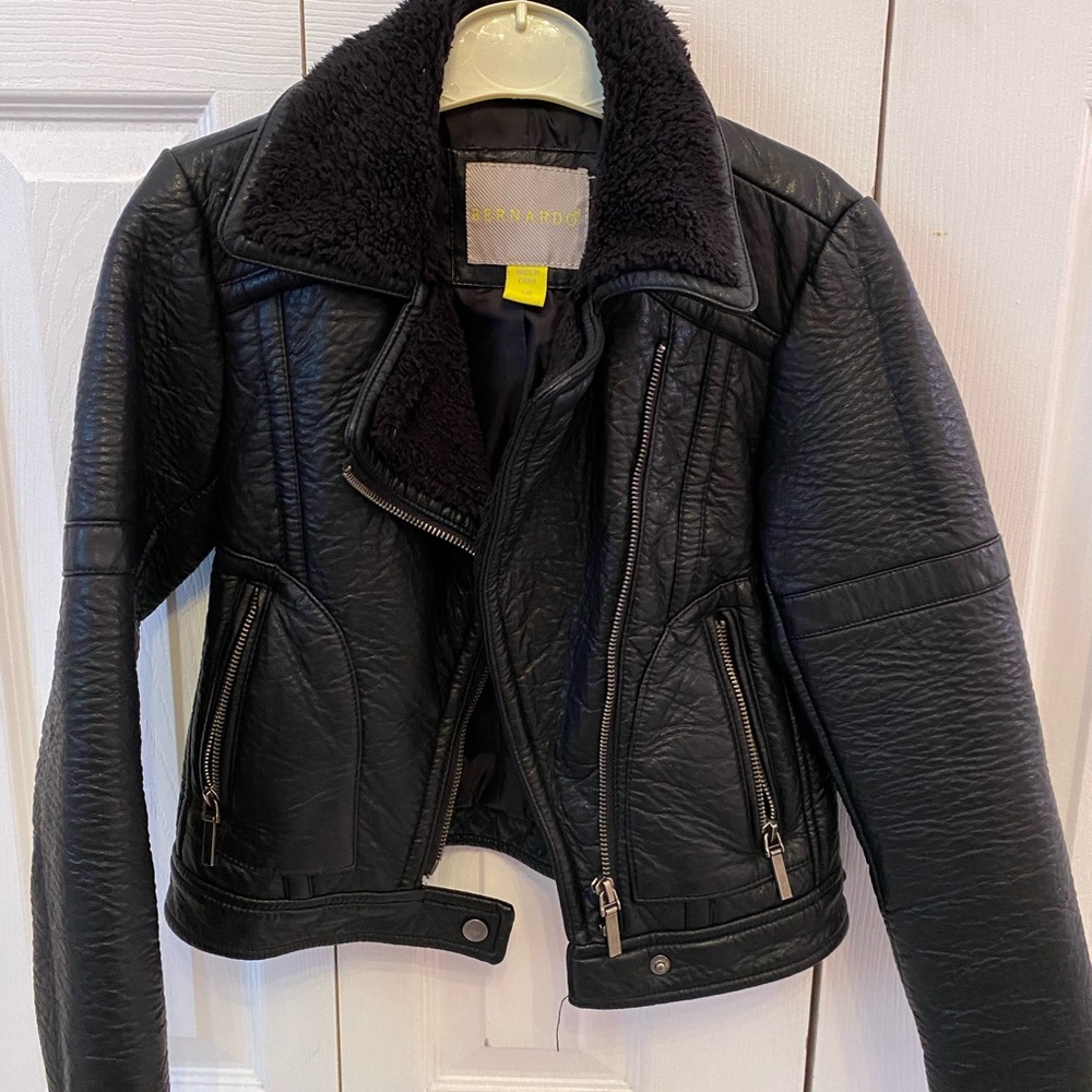 Bernardo Faux leather black moto jacket w/faux fur collar. Girls Size 7/8